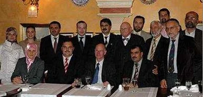 Bundestagspräsident Prof. Dr. Lammert mit Muslimen beim Iftar