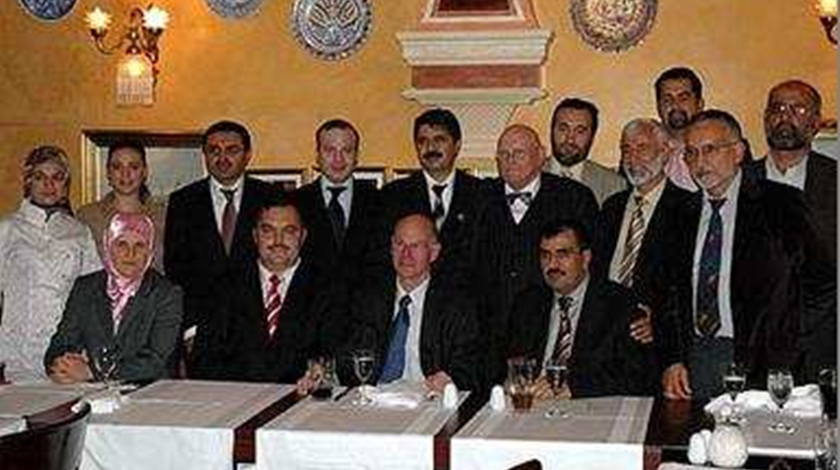 Bundestagspräsident Prof. Dr. Lammert mit Muslimen beim Iftar